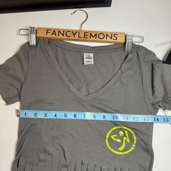 Zumba NWT! Vibrant V-Neck Fringe Top Gravel Gray Neon Logo Dance Fitness - Picture 8 of 9